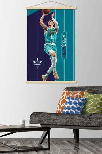 Vista 2 de Trends International NBA Charlotte Hornets - Póster de pared LaMelo Ball 23, 22.37 x 34.00 pulgadas, paquete de impresión premium y colgador