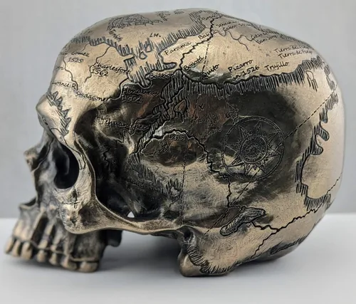 Vista 4 de Veronese Design Acabado en bronce Craniumografía Mapa del tesoro antiguo en la estatua del cráneo