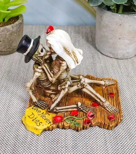 Vista 8 de Ebros Gift Love Never Dies Castaway Sea Stranded Wedding Skeleton Pareja Sexo en la playa Figura Día de los Muertos Halloween Decorativo San
