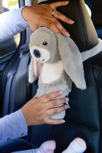 Vista 8 de zooby El monitor de coche para bebés ayuda a reducir la distracción. Nuestro monitor de peluche que les encanta a los bebés sirve como un compañero