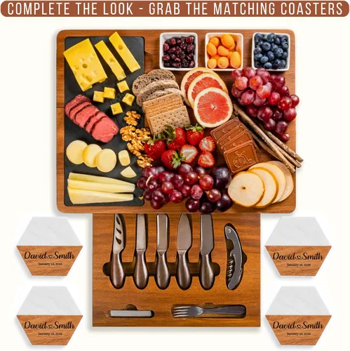 Vista 5 de Juego personalizado de tablas para charcutería de madera de acacia con cuchillos de acero inoxidable – Tabla de queso personalizada para regalo