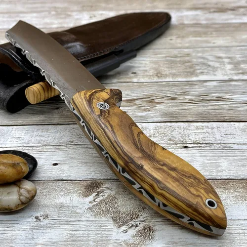 Vista 3 de Cuchillo hecho a mano, cuchillo de bushcraft de espiga completa, mango de madera de olivo N690, cuchillo táctico con funda y arrancador de fuego