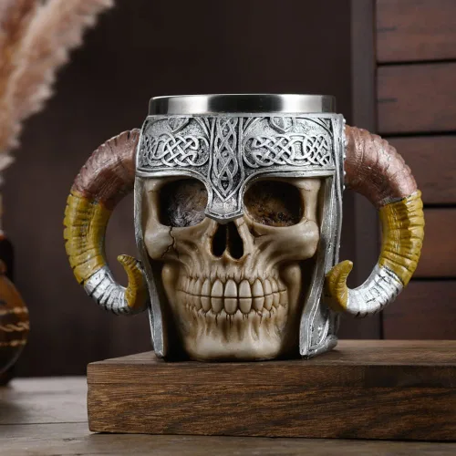 Vista 4 de Taza de cerveza con calavera vikinga, jarra de cerveza de acero inoxidable con doble asa, taza de café medieval, regalo medieval, taza de esqueleto