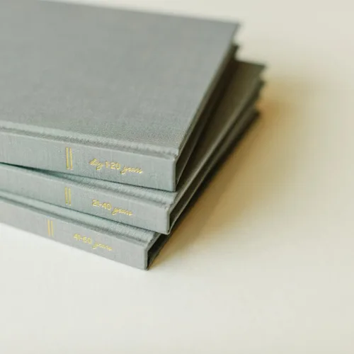 Vista 5 de Promptly Journals, Nuestra historia de amor Volumen 2: 21 a 40 aniversario (Gris, Lino) Diario de recuerdos de pareja