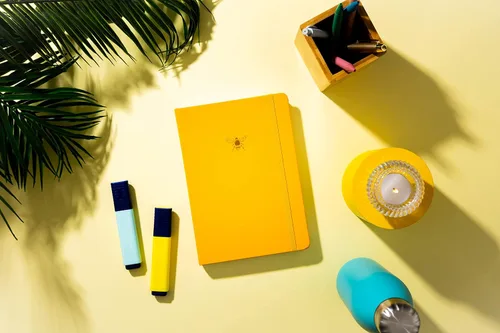 Vista 5 de Yop & Tom Diario rayado A5 - Cuaderno con cubierta de cuero vegano y emblema de abeja - Amarillo sol