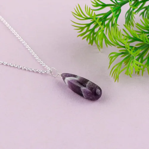 Vista 3 de Collar de piedras preciosas de amatista cheurón natural, colgante delicado de piedra pulida, joyería hecha a mano, cristal curativo Wicca y Reiki