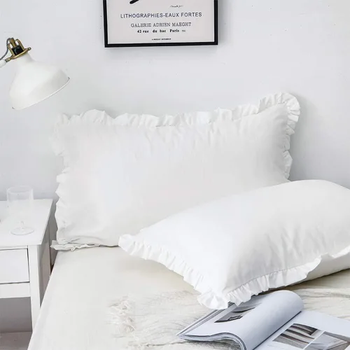 Vista 3 de Paquete de 2 fundas de almohada blancas con volantes de borde tamaño estándar con cierre de sobre (20 x 26 pulgadas)