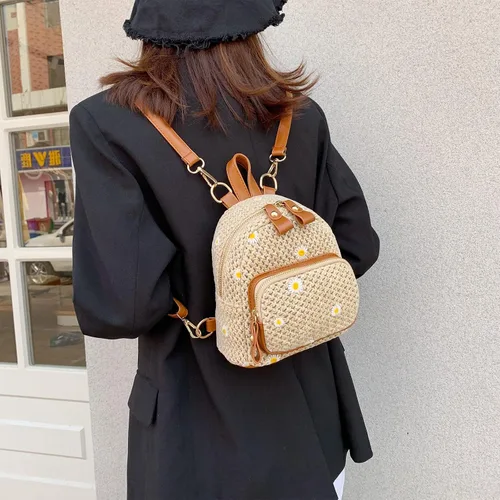 Vista 2 de OWGSEE Mochila de paja de ganchillo tejida a mano de moda de verano para mujer, Caqui