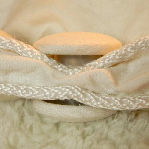 Vista 5 de Botones cubiertos de tela, magnéticos para mantener tu Confort dentro de tu cama. American Made Conjunto de 4 Comforter Clips, Algodón, Ivory