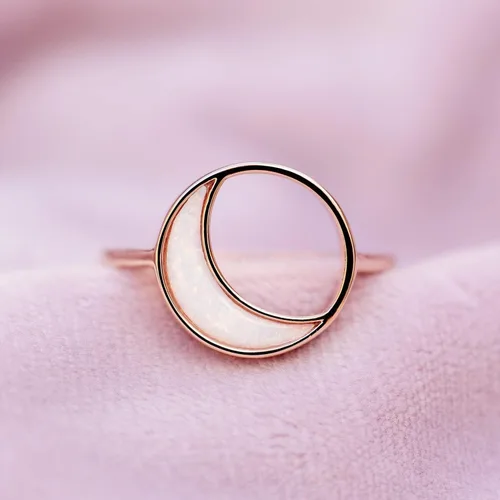 Vista 3 de Pura Vida Anillo de oro rosa Eclipse hecho a mano Anillo apilable con ópalo de resina, anillo de joyería con base de latón Anillos de oro rosa