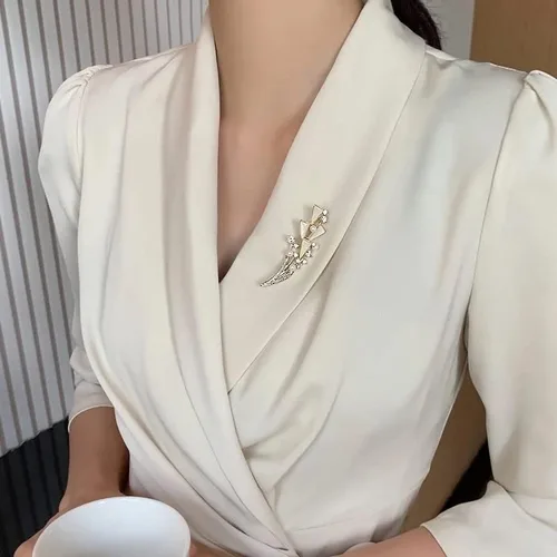 Vista 3 de MJWDP - Exquisito broche de oreja de trigo de gama alta para mujer accesorios de personalidad ropa fija hebilla de luz atmosférica a juego color A