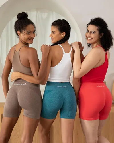 Vista 7 de Sunzel Free to Be - Camiseta sin mangas, acanalada, sin costuras, espalda cruzada, sin relleno, para entrenamiento, gimnasio, yoga