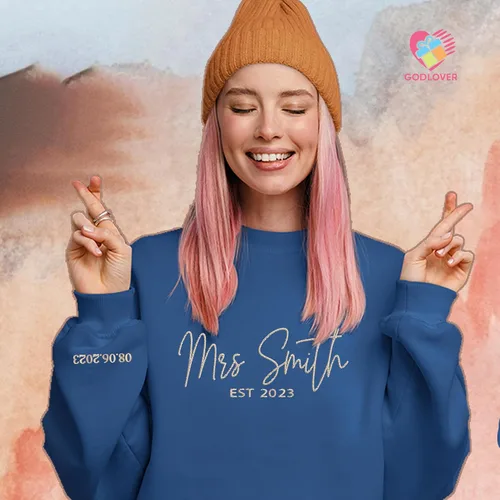 Vista 2 de GodLover Personalized Embroidered Mrs. Sweatshirt With Date On Sleeve, Bride Sweatshirt,Bachelorette Party Gifts For Bride