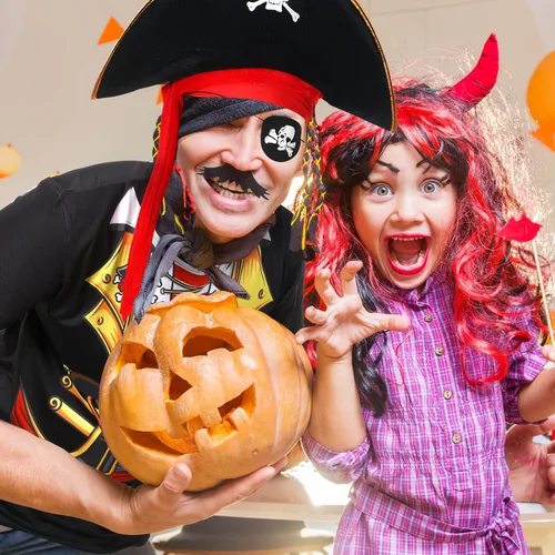 Vista 7 de Eurzom Conjunto de disfraz de pirata de 4 piezas, camisa de crucero caribeño, sombreros de pirata, bandana, parches para los ojos para Halloween