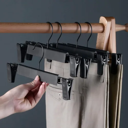 Vista 6 de NORTHERN BROTHERS Perchas para pantalones, paquete de 10 – Percha de plástico negro con clips – Ajustable, antideslizante, ahorro de espacio