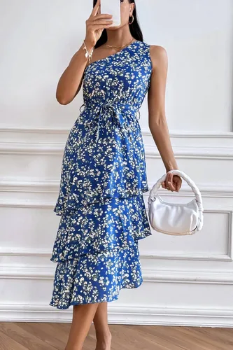 Vista 2 de PRETTYGARDEN Vestido de verano floral para mujer, casual, de un hombro, escalonado, con volantes, a media pierna, vestido bohemio para la playa