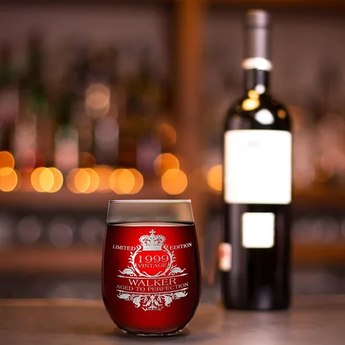 Vista 4 de Cuptify Copa de vino personalizada para mujer, regalo de cumpleaños número 26, edición vintage de 1999, 17 onzas, copa de vino sin tallo, regalos
