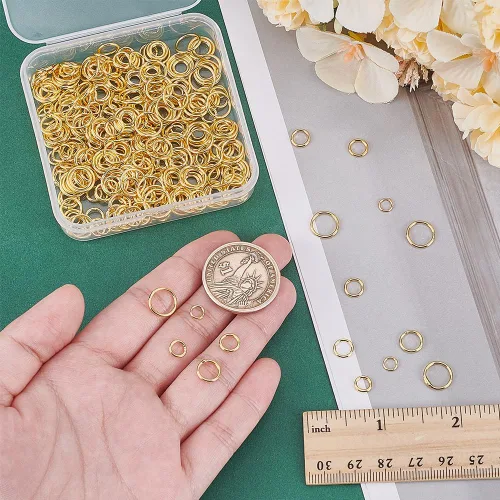 Vista 4 de PH PandaHall 400 anillos de salto cerrados, 5 tamaños de latón soldado, anillos redondos dorados de calibre 18 ~ 21, anillos de cadena de correo