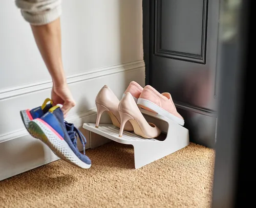 Vista 4 de Joseph Joseph Shoe-in - Organizador de zapatos de 2 niveles que ahorra espacio, capacidad para hasta 3 pares, pequeño, color crudo