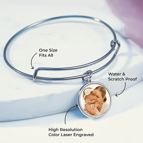Vista 3 de PicturesOnGold.com Pulsera de fotos grabada expandible con imagen, talla única, pulsera circular grabada con foto, tono dorado o plateado