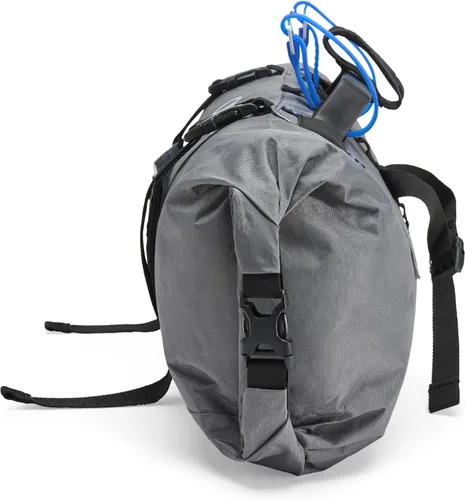 Vista 7 de CamelBak M.U.L.E. 9 Bikepacking - Manillar de carga lateral impermeable para tiendas de campaña y equipo, gris lobo