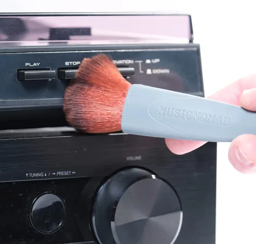 Vista 7 de MusicNomad Next Level 6 'n 1 Kit de limpieza y cuidado de discos de vinilo (MN890) Includes Large 120 mL Cleaner, Clean/Dry/Dust Brush, Stylus