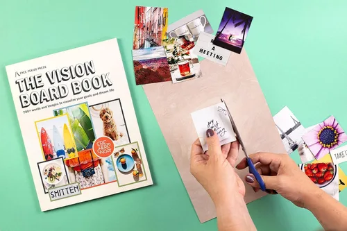 Vista 5 de Free Period Press Vision Board Book, más de 700 palabras e imágenes en todas las categorías, para visualizar tus objetivos y sueños de vida