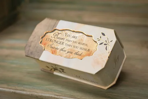 Vista 4 de Cottage Garden Braver Stronger Smarter - Caja musical en tono dorado natural que reproduce un mundo maravilloso
