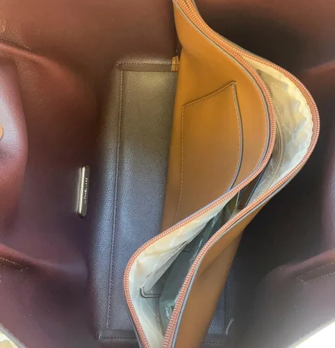 Vista 4 de Michael Kors Emilia Bolso de hombro grande con triple compartimento de cuero