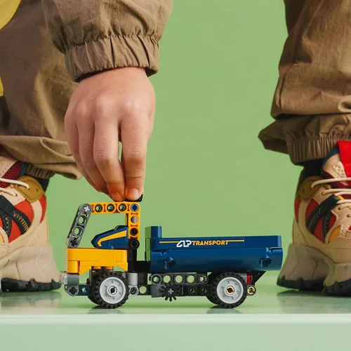 Vista 4 de LEGO Technic Camión Volquete 42147, Set de Juguete 2 en 1, Modelo de Vehículo de Construcción que se Transforma en Excavadora, Juguetes