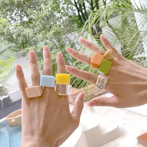 Vista 4 de Anillos gruesos de resina multicolor para mujeres y niñas, anillos de resina acrílica, anillos exagerados para nudillos, anillos geométricos