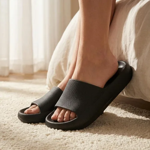 Vista 2 de welltree Sandalias antideslizantes para mujeres y hombres, sandalias antideslizantes para baño y ducha, suela gruesa suave para interiores