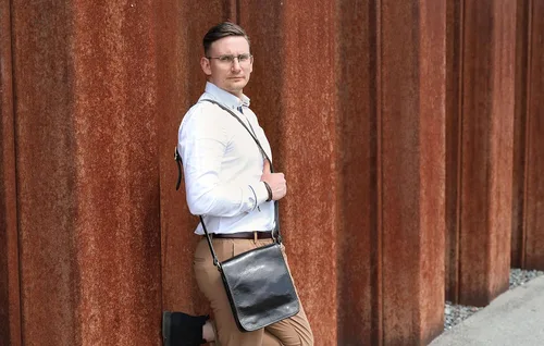 Vista 7 de Bolso bandolera de cuero para hombre, bolso cruzado hecho a mano, bolso de hombro, resistencia al tiempo