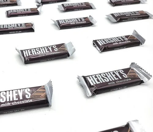 Vista 2 de Barra de caramelo de chocolate con leche HERSHEY'S tamaño para refrigerio, paquete a granel de 5 libras