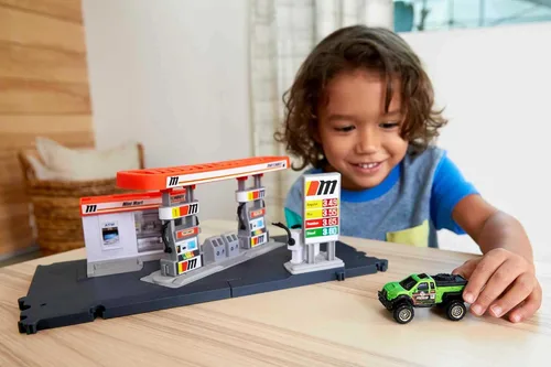 Vista 2 de Matchbox Juego de Coches de Juguete, Estación de Combustible con Conductores de Acción y Camión de Juguete a Escala 1:64, Mangueras de Gas Movibles