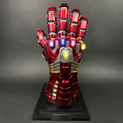 Vista 2 de Guante de fantasía rojo con luz LED Infinity Stones Puño articulado hecho de metal, pesado. Diseñado para cosplay, disfraces y exhibiciones