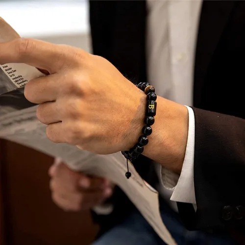 Vista 6 de Apzzic 0.394in A-Z letra inicial natural negro ónix ojo de tigre piedra pulsera alivio del estrés pulsera cuerda trenzada ajustable para hombres