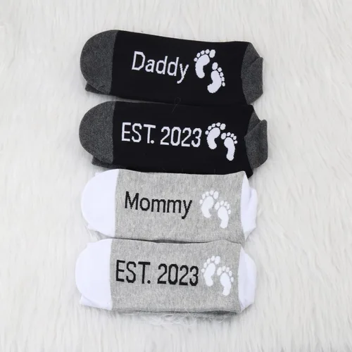 Vista 5 de MBMSO Regalos para padres nuevos papás, mamá y papá 2023, calcetines de revelación de embarazo para padres para ser regalos por primera vez
