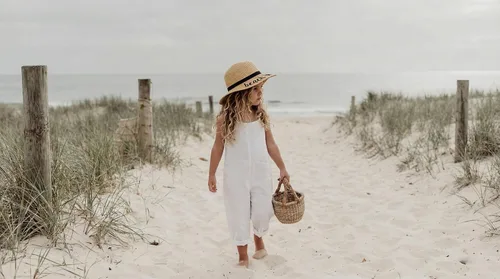 Vista 4 de Funky Junque Sombrero de sol para niñas, diseño cursivo bordado, ajustable, para playa