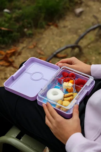Vista 2 de Yumbox Leakproof Snack Box - Ami Purple (Swan Tray) BPA-Free, 3-Compartment Snack Container, Lightweight, Compact, Easy-open Latch