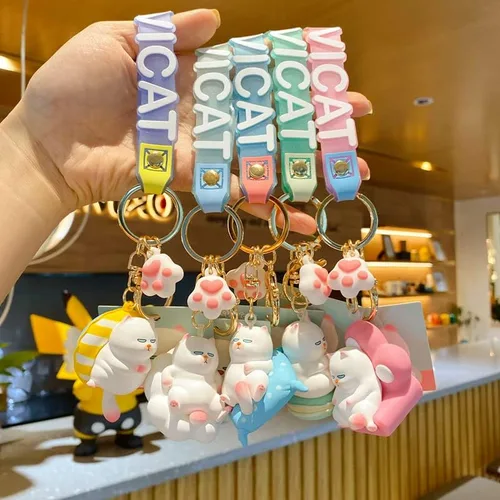 Vista 4 de BEXOA Lindo llavero de regalo de Navidad Kawaii Año Nuevo Mochila Dijes de dibujos animados Gato Niño Niña Llaveros Mujer Hombres Llavero de coche