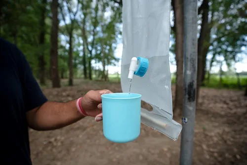 Vista 3 de ust Transportador de agua plegable enrollable de 10 litros con asas de madera y sin BPA, construcción transparente para beber, bañarse, acampar