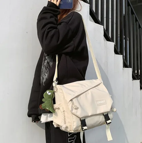 Vista 4 de Bolso cruzado estético con bonitos pines y adornos, bolsa de mensajero de nailon para el hombro, bolsa japonesa Kawaii para mujeres y hombres
