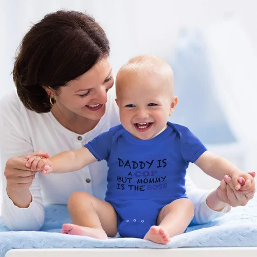 Vista 4 de Body de bebé personalizado Daddy is a Cop Mommy The Boss Dad Father's Day Funny Cotton