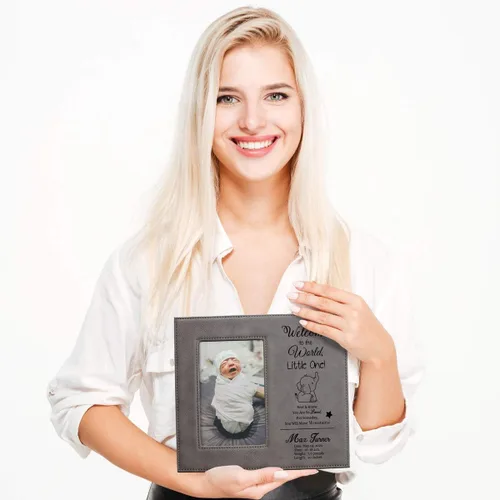 Vista 3 de PlaqueMaker Bienvenido al mundo - Marco personalizado para el nuevo bebé