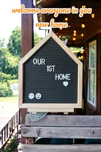 Vista 4 de Tablero de letras con forma de casa de madera de roble premium con dos juegos de letras y emojis, decoración ideal para el hogar y anuncio de bebé