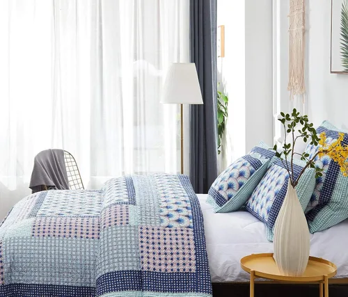 Vista 4 de DaDa Juego de cama con dos fundas de almohada cuadradas de algodón con simulación del mosaico de un claro de bosque encantado - rodeada