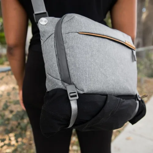 Vista 9 de Peak Design Sling diario Ceniza