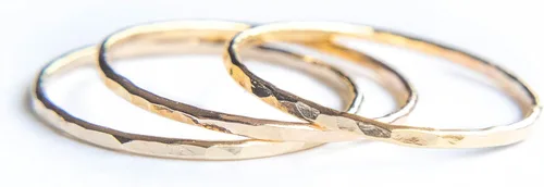 Vista 8 de Ellie J Maui Anillo martillado, anillos apilables delgados de 0.039 pulgadas (0.039 in), anillos minimalistas para mujeres, anillos rellenos de oro