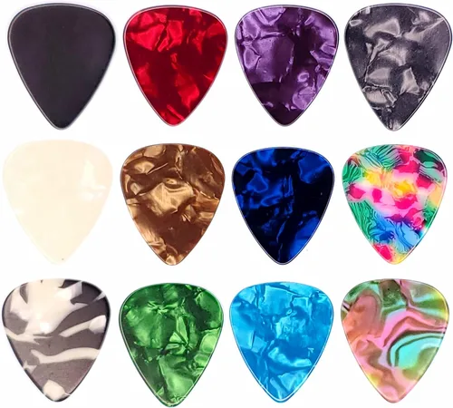 Vista 2 de Collar de púa de guitarra y cadena de cordón de cuero vegano